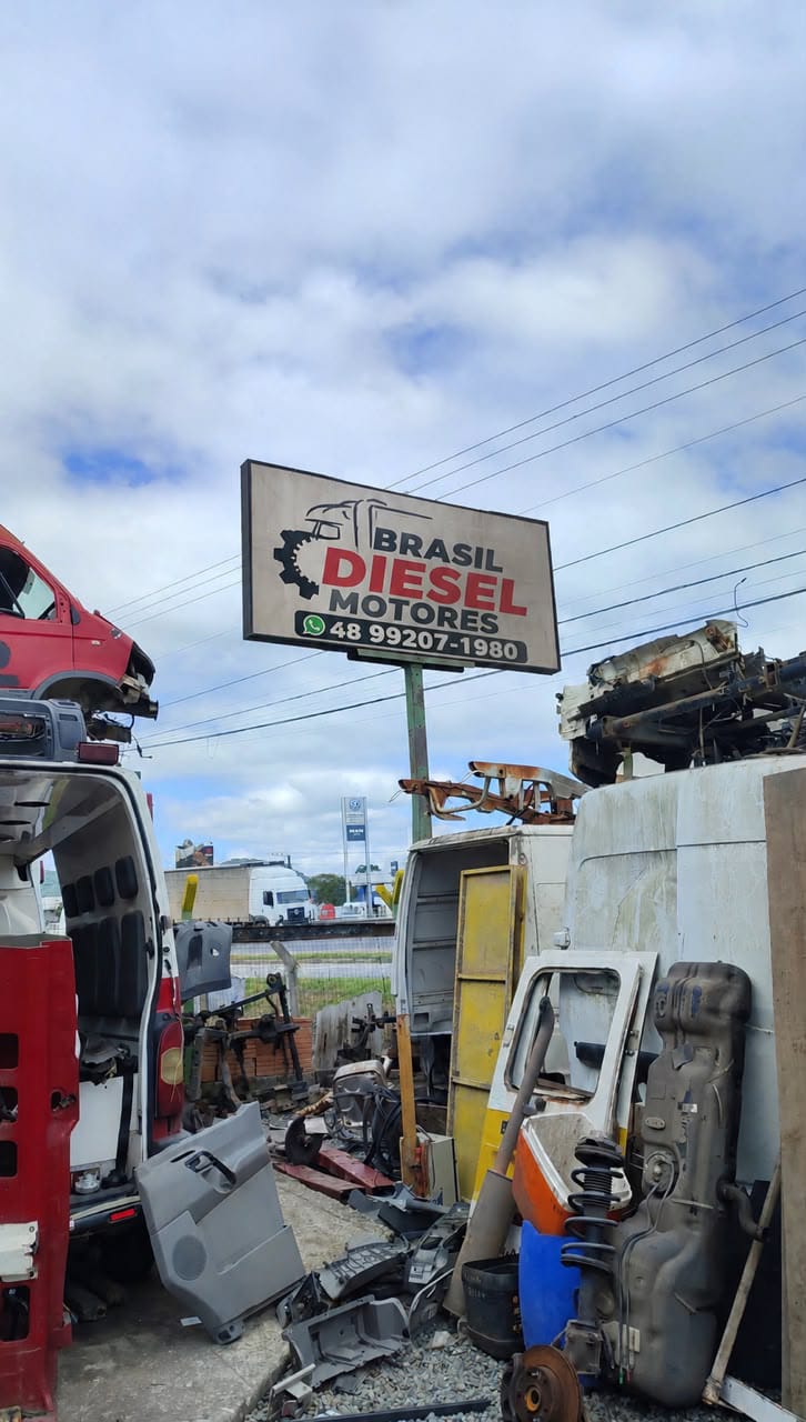 Fachada da Brasil Diesel Motores com placa de identificação